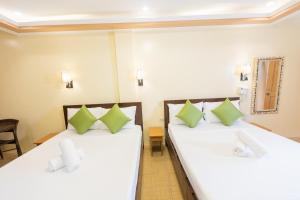 Anahaw Seaside Inn客房内的一张或多张床位