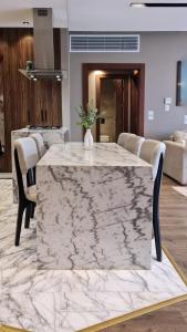 Seating area sa Axxodia- Apartments In Lake View Residence