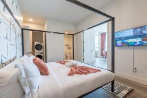 Postel nebo postele na pokoji v ubytování Rosy Retreat with NYC Views by the train, Free Parking, 3 beds, 20 Percent OFF 7 days