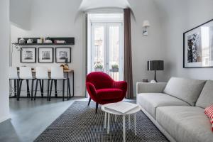 A seating area at Manganelli Suite