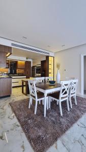 Kitchen o kitchenette sa Axxodia- Apartments In Lake View Residence