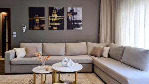 Seating area sa Axxodia- Apartments In Lake View Residence