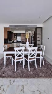 Kitchen o kitchenette sa Axxodia- Apartments In Lake View Residence