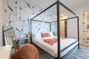 Postel nebo postele na pokoji v ubytování Rosy Retreat with NYC Views by the train, Free Parking, 3 beds, 20 Percent OFF 7 days