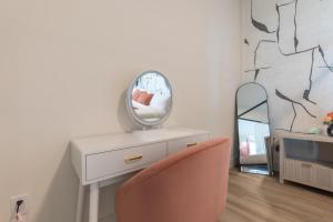 Fotografie z fotogalerie ubytování Rosy Retreat with NYC Views by the train, Free Parking, 3 beds, 20 Percent OFF 7 days v destinaci Newark