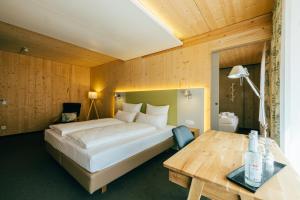 Postel nebo postele na pokoji v ubytování Ökohotel aus Holz Alea Eco