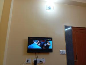 TV a/nebo společenská místnost v ubytování Rukmini Guest House