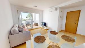 un soggiorno con un divano e un tavolo di Casa Principe C-Murcia Holiday Rentals Property a Roldán