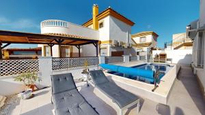 une maison avec une piscine et deux chaises dans l'établissement Villa Pinos - A Murcia Holiday Rentals Property, à Sucina