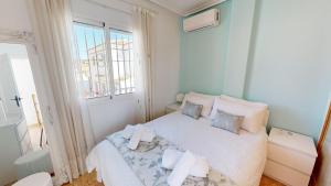 une petite chambre avec un lit et une fenêtre dans l'établissement Villa Pinos - A Murcia Holiday Rentals Property, à Sucina 23 autres photos