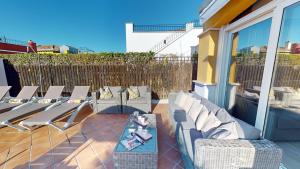taras z krzesłami i stołami na balkonie w obiekcie Casa Olivia - A Murcia Holiday Rentals Property w mieście Torre-Pacheco