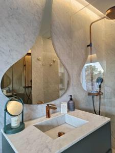 a bathroom with a sink and a mirror at L'écrin d'Azur appartement 5 personnes à 5 minutes à pied de la mer in Saint-Raphaël