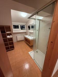 Ένα μπάνιο στο Apartmenthaus Ferdinand