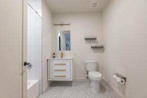 Koupelna v ubytování Rosy Retreat with NYC Views by the train, Free Parking, 3 beds, 20 Percent OFF 7 days