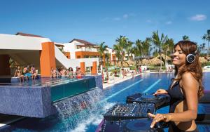 Bazén v ubytování Breathless Punta Cana Resort & Spa - Adults Only - All Inclusive nebo v jeho okolí