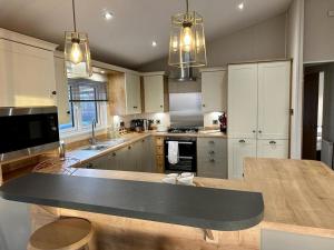 Η κουζίνα ή μικρή κουζίνα στο Luxury 3 bedroom Maple View Lodge, Newquay, Cornwall