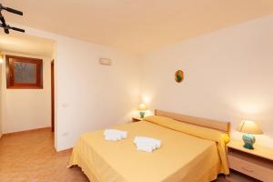 a bedroom with a bed with two towels on it at Taverna Perla Marina 4 in San Teodoro