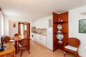 a kitchen and dining room with a table and chairs at Taverna Perla Marina 4 in San Teodoro