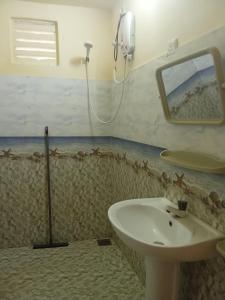 Bilik mandi di Udesh Guest