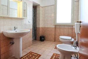 Ένα μπάνιο στο Dimora Santa Maria 7 posti by Salento Prime +13 φωτογραφίες