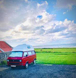 Afbeelding uit fotogalerij van Glór na d'Tonnta Glamping Campervan in Easkey