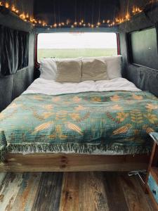 Afbeelding uit fotogalerij van Glór na d'Tonnta Glamping Campervan in Easkey