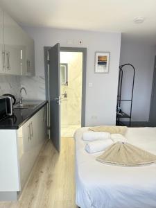 Kuchyň nebo kuchyňský kout v ubytování The Wolfs Tavern + 86 fotografií