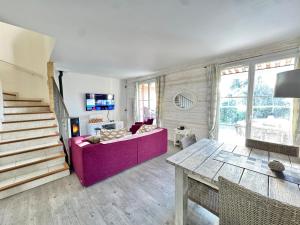 salon z fioletową kanapą i stołem w obiekcie Holiday Sun Villa w mieście Villeneuve-Loubet
