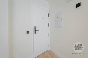 duas portas num quarto com paredes brancas em Malasaña exclusiva para 4, ven a San Bernardo 20 E3 em Madrid mais 26 fotografias