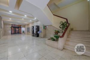 um átrio de um edifício com escadas e plantas em Malasaña exclusiva para 4, ven a San Bernardo 20 E3 em Madrid