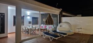 Pokój ze stołem i krzesłami oraz jadalnią w obiekcie Villa Nepal w mieście Playa Blanca