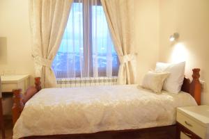 Rúm í herbergi á IN Hotel Zlatar ex Zlatarski Biseri