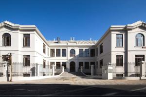 una casa blanca con una valla delante en HOM I Duplex en Mejor Vista de Valparaiso y Parking, en Valparaíso