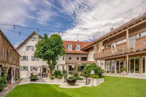 an exterior view of a building with a yard at Der Heindlhof in Neualbenreuth
