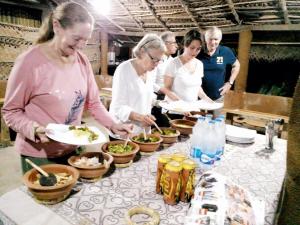 Makanan di atau berdekatan rumah tamu ini