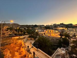 Γενική άποψη της πόλης Ουργκούπ ή θέα της πόλης από  αυτή η βίλα
