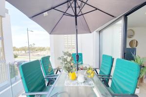 Rõdu või terrass majutusasutuses Penthouse with Solarium Santa Rosalía Lake & Life Resort, Los Alcázares 28 +116 fotot