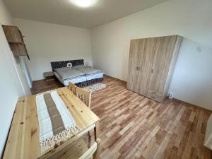 Postel nebo postele na pokoji v ubytování Apartmán pro 4 osoby, Kraslice