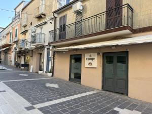 an empty street in a city with a building at Residenza Antonio Casolino in Termoli