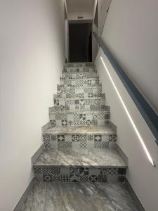 Una escalera con azulejos blancos y negros. en Residenza Antonio Casolino, en Termoli