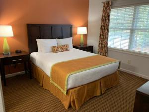 - une chambre avec un grand lit, deux lampes et une fenêtre dans l'établissement Vacation Village at Williamsburg, à Williamsburg 51 autres photos