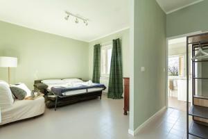 Cette chambre comprend un lit et un canapé. dans l'établissement Villa Peroni Honeymoon cottage - with swimming pool, à Argegno 41 autres photos