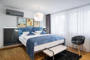 Una cama o camas en una habitación de MOOo Downtown