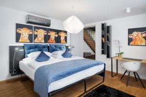 Una cama o camas en una habitación de MOOo Downtown
