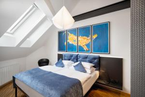 Una cama o camas en una habitación de MOOo Downtown