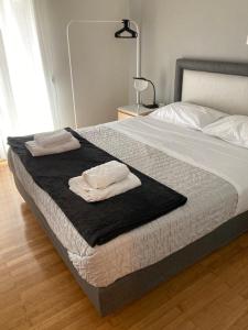 Un dormitorio con una cama con dos toallas encima. en In between Syntagma & Plaka, en Atenas