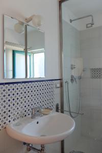 A bathroom at Masseria Palombara Grande