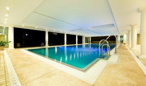 Bazén v ubytování Hotel Monarque Cendrillón nebo v jeho okolí