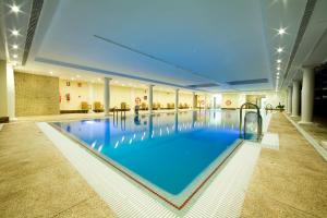 Bazén v ubytování Hotel Monarque Cendrillón nebo v jeho okolí