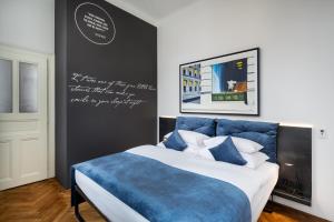 Una cama o camas en una habitación de MOOo Downtown